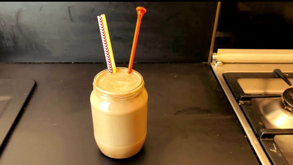 EasyFoodYoutube's tweet photo. La MEILLEURE façon de savourer le Moka Glacé, la friandise préférée au monde !
#dessert #moka #patisserie #milkshake #cafe #glace #icecream #RecipeOfTheDay 

https://t.co/DgcDhunZzR https://t.co/SFfb04onEJ