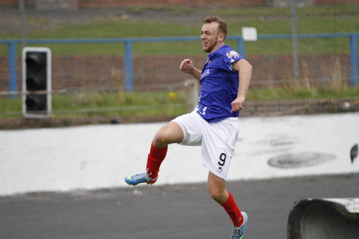 𝐒𝐏𝐄𝐍𝐂𝐄 𝐒𝐈𝐆𝐍𝐒

Storm Éowyn has struck again, this time carrying <a href="/greigspence/">Greig Spence</a> to Central Park for a second spell.

The 32 year old forward had a successful 15/16 season at the Blue Brazil, netting 19 goals in 43 games, and has now signed until the end of the season.

1/2