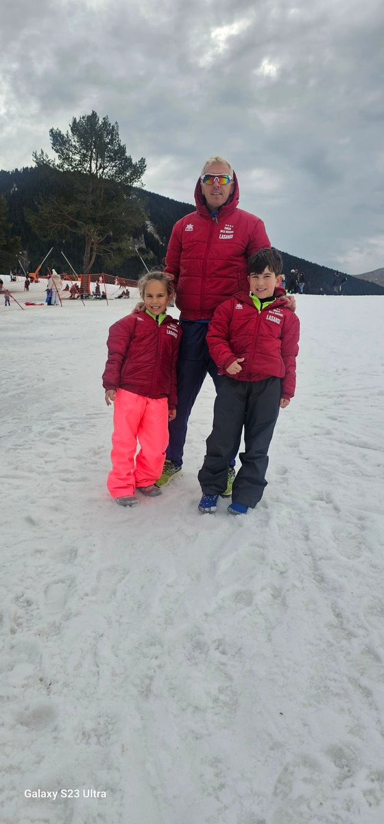 joseluisblancoq's tweet photo. "Facturando" kilómetros en la montaña
#montaña #guitarthotels #juniorblanco #riablanco #nieve #nieve❄⛄ #hotelguitart https://t.co/vMoRACcOo8