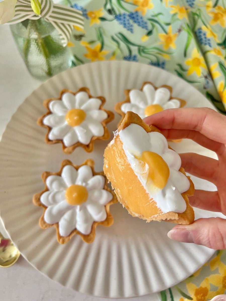 300moods's tweet image. Daisy lemon pies 🍋