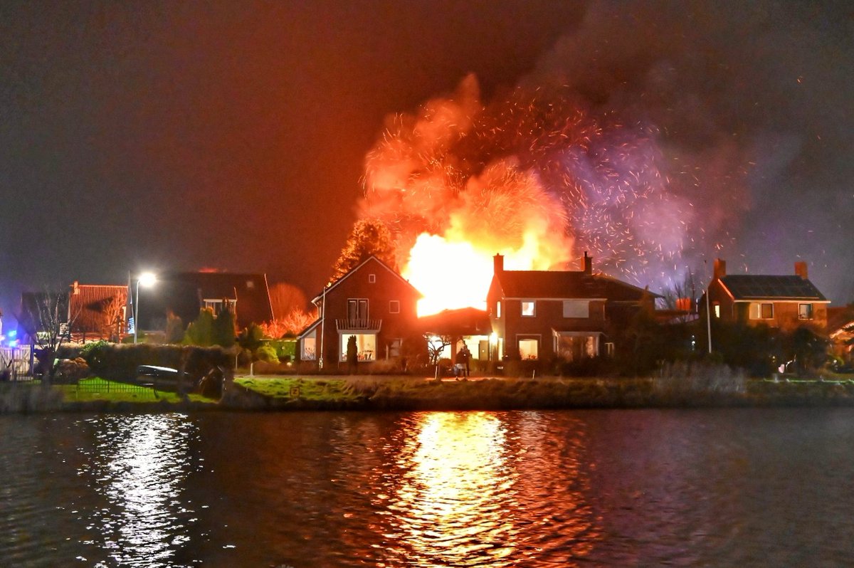 Middelgrote brand bij loods aan Van Harinxmaweg in Franeker