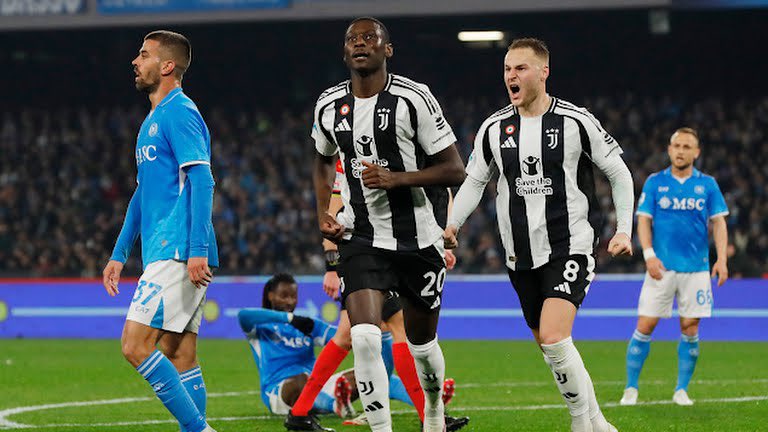 pisto_gol's tweet photo. Finalmente una grande partita, giocata su ritmi altissimi, tra due squadre che non si sono risparmiate. 1^T in grande equilibrio, #Juve che spreca con #Yildiz una enorme pallagol ( #Meret bravissimo) e passa in vantaggio con #KoloMuani (assist involontario di #Anguissa) 
2^T  dominio #Napoli, 1:1 di #Anguissa al 57’ ( grande protezione di #Lukaku, ottimo)  e 2:1 su rigore ( fallo #Locatelli su #McTominay) trasformato da #Lukaku. #Napoli straripante sul piano fisico-30% di corsa in più della #Juventus-con idee chiarissime e grande determinazione, che batte per la 6^ volta consecutiva al #Maradona la #Juventus