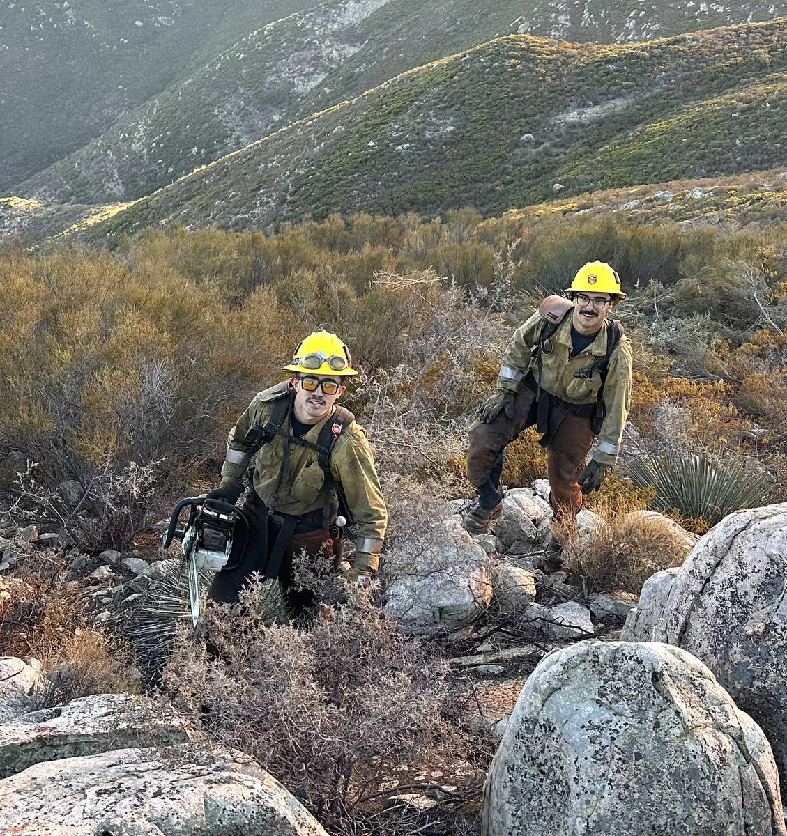As of this morning's report, the #Border2Fire has 1,177 personnel assigned, supported by aircraft, ground resources and overhead staffing.