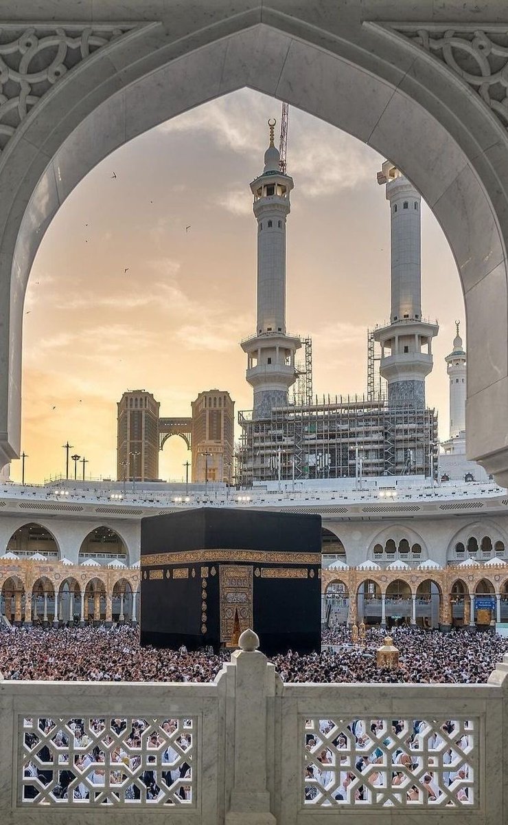 Yıllarca olmayan bir gecede olur 
Allah bilir de sen bilmezsin sabret .
Hayırlı kandiller .
