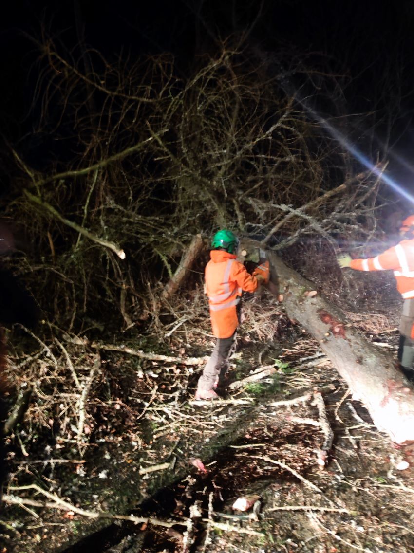 midgov's tweet image. Huge well done to our Neighbourhood Services tree specialist team  out in difficult conditions on Friday night clearing routes across Midlothian. They're still dealing with debris including at #Vogrie, which will  remain closed on Sunday, reopening on Monday morning. 
#StormEowyn