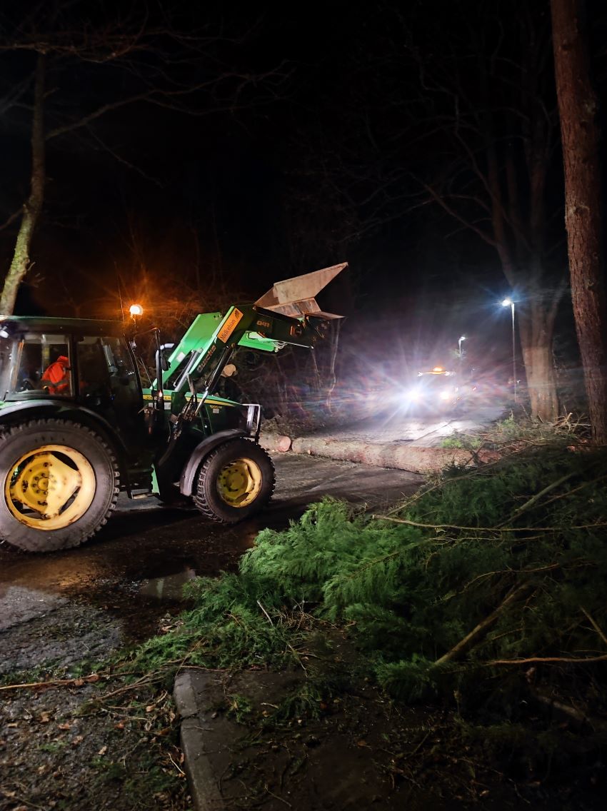 midgov's tweet image. Huge well done to our Neighbourhood Services tree specialist team  out in difficult conditions on Friday night clearing routes across Midlothian. They're still dealing with debris including at #Vogrie, which will  remain closed on Sunday, reopening on Monday morning. 
#StormEowyn