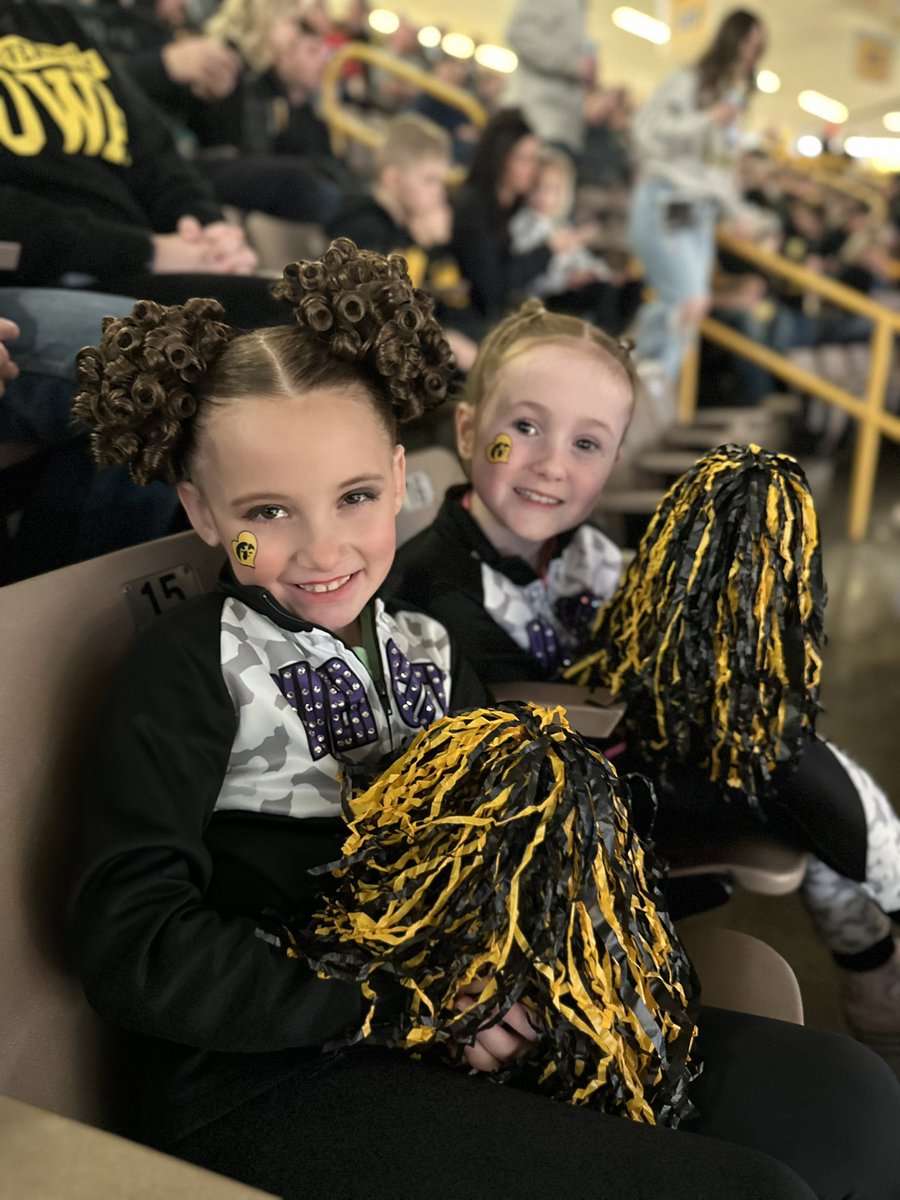 jsfix60's tweet image. Go hawks! #fightforiowa