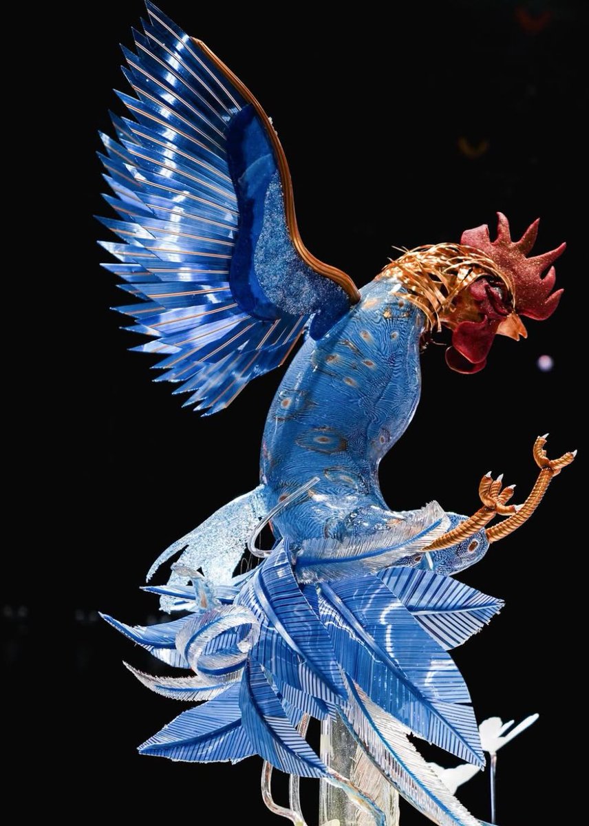 On est arrivé 2ème 🥈aux championnats du monde de pâtisserie (première place pour le Japon 🇯🇵) 

Mais regardez la pièce en sucre exceptionnelle de l’équipe de France 🇫🇷🐓 

C’est si beau, j’en lâcherai une larme