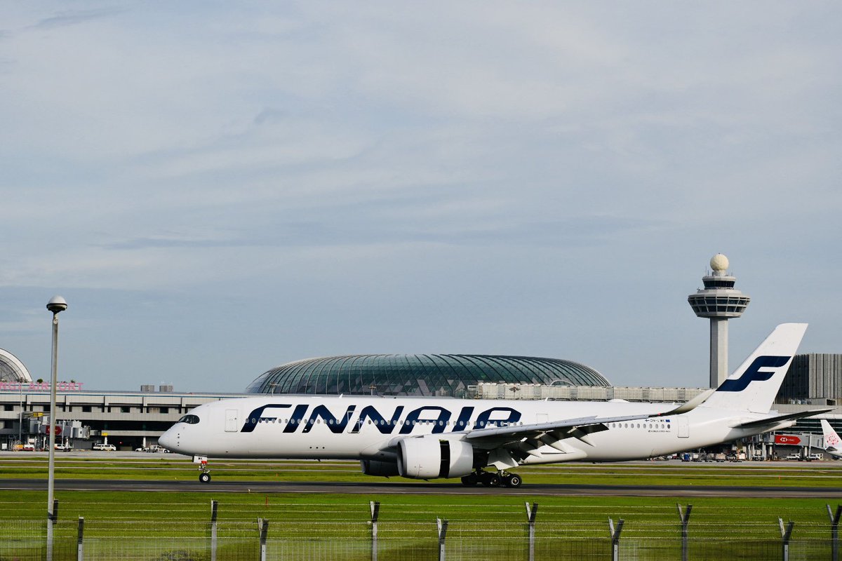 vejeps's tweet photo. Hi from Singapore! 👋  Spotted this Finnair A350 landing from Helsinki. The stunning Jewel dome and the ATC tower in the background. ✈️🇸🇬🇫🇮  #Finnair #SingaporeJewel #FinnishTouch #Aviation https://t.co/tI5Pi2n1OP