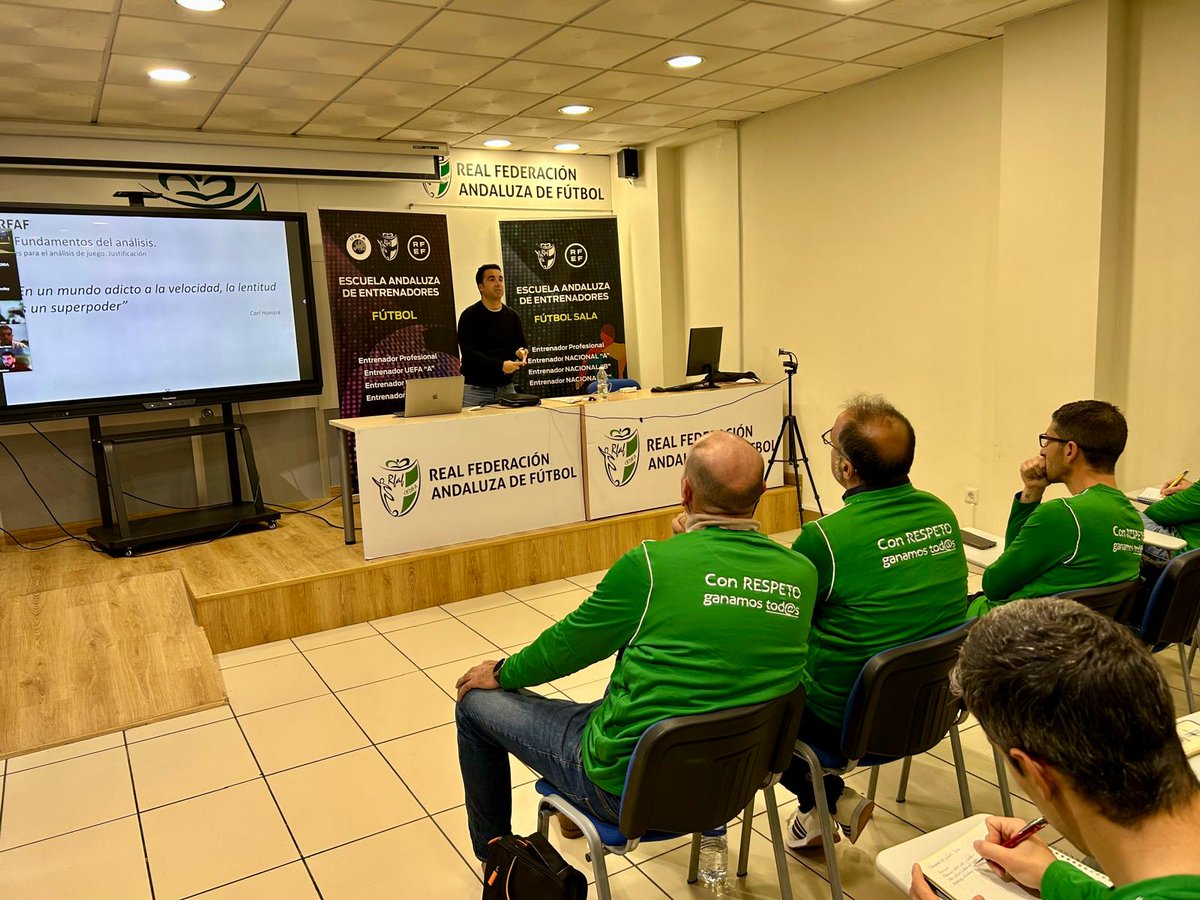cedifa's tweet photo. 📸Foto de familia y ponencia de #AlvaroReina 
👌Magnífica jornada de aprendizaje con @JuanjoGuerraSD y @marcotamarit 🔝👏 https://t.co/dDB4XKNZ4V