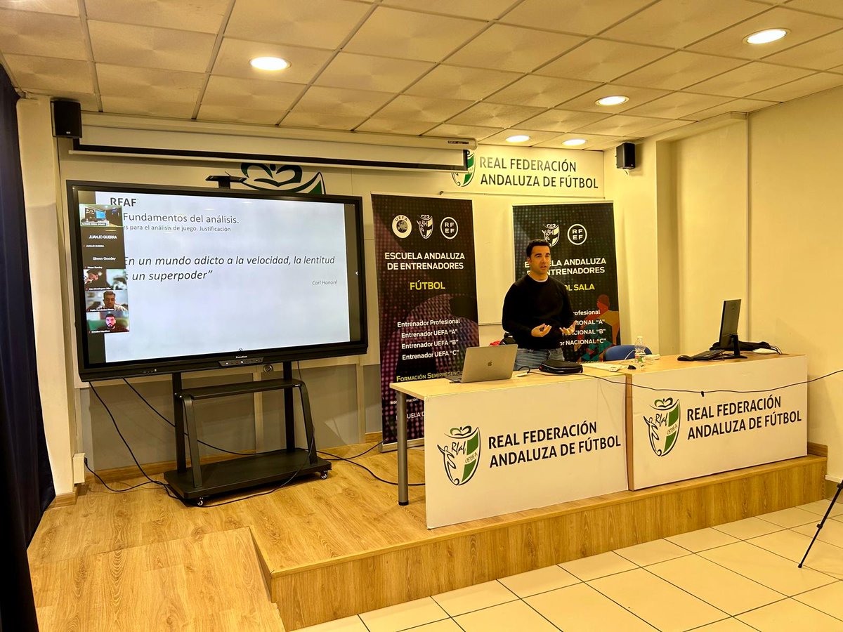 📸Foto de familia y ponencia de #AlvaroReina 
👌Magnífica jornada de aprendizaje con <a href="/JuanjoGuerraSD/">Juanjo Guerra</a> y <a href="/marcotamarit/">Marco</a> 🔝👏