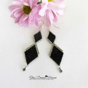 GlassHawaii's tweet photo. https://t.co/I8GZ6iESok Diamond Shape Dangle Earrings #handbeaded #sterlingsilver #lightweight #giftideas https://t.co/iDPveoRD9f