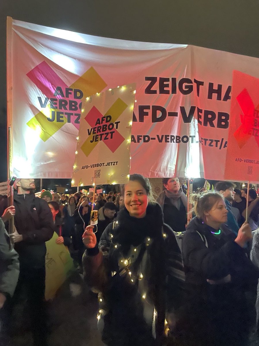 AfDVerbot_Jetzt's tweet photo. Danke Berlin für 100.000 Menschen im Lichtermeer heute 📣 

So geht Widerstand gegen die AfD und den Faschismus.

#wirsindmehr #AfDVerbotJetzt https://t.co/OcmVjpCLzw