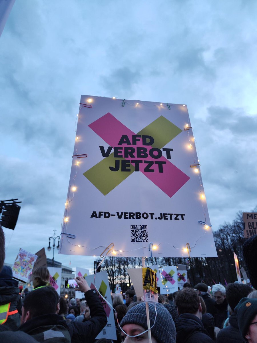 AfDVerbot_Jetzt's tweet photo. Danke Berlin für 100.000 Menschen im Lichtermeer heute 📣 

So geht Widerstand gegen die AfD und den Faschismus.

#wirsindmehr #AfDVerbotJetzt https://t.co/OcmVjpCLzw