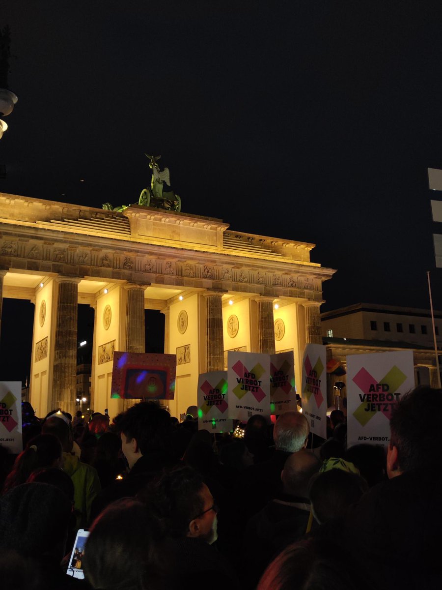 AfDVerbot_Jetzt's tweet photo. Danke Berlin für 100.000 Menschen im Lichtermeer heute 📣 

So geht Widerstand gegen die AfD und den Faschismus.

#wirsindmehr #AfDVerbotJetzt https://t.co/OcmVjpCLzw
