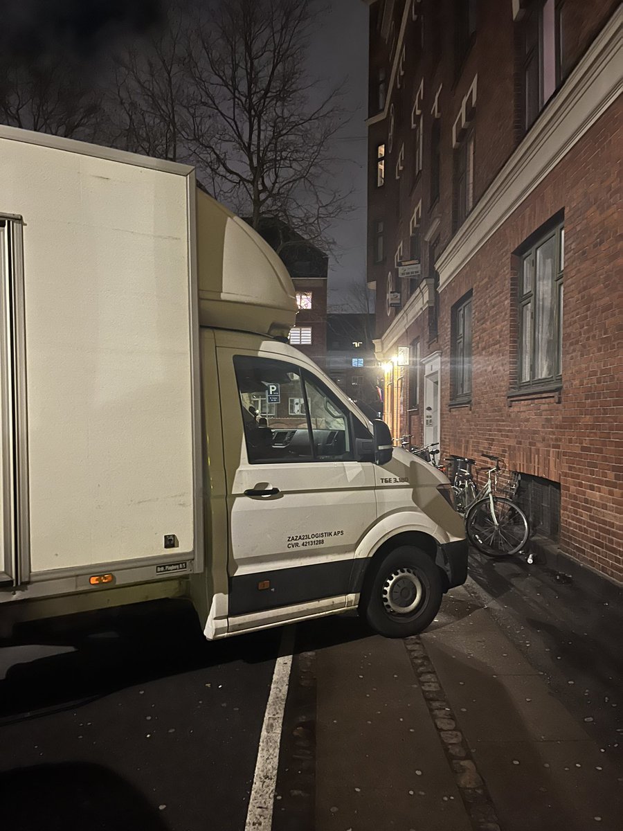 Weekendparkering på Amager. Både symptom på hvor vild “bil-hjerne” nogle mennesker kan få; og reminder om hvor priviligeret det er at have mobilitet til at mase sig udenom. Der er brug for at få bekvemmelighedsbilismen ud af byen og sikre mere erhvervsparkering! #dkpol #kbhpol