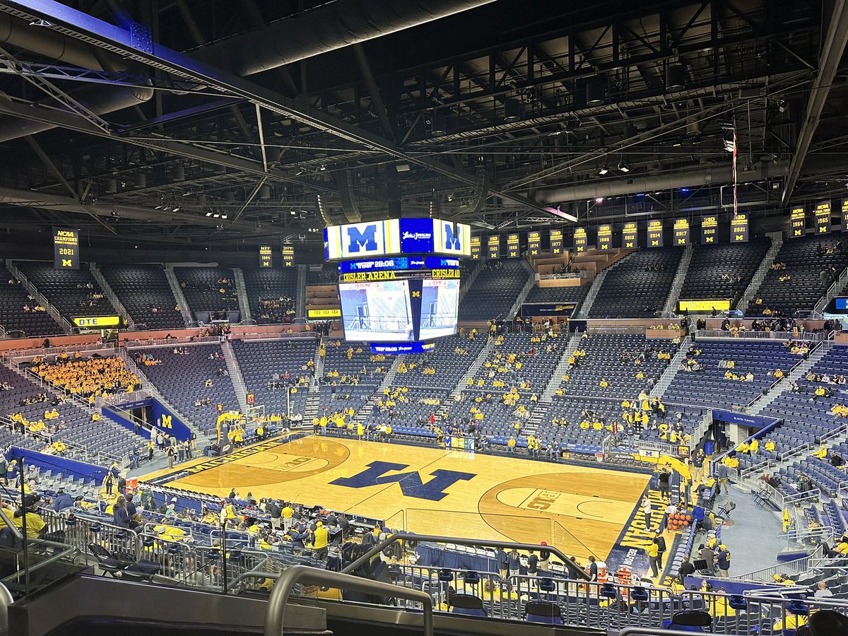 ClintonGBball's tweet photo. Tough game for Michigan but an awesome day of college basketball with our players and families!

@ClintonAthletic https://t.co/37pcppY6NF