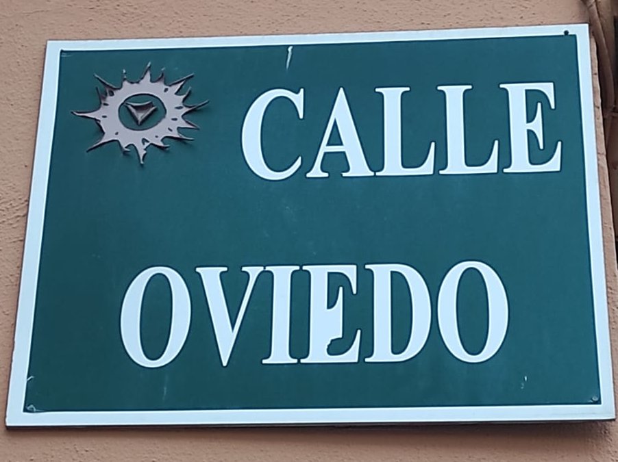 ramos_jon8's tweet photo. Estas navidades paseaba por el centro de Fuengirola y me fijé en la placa de Plaza de los Chinorros, como intenta imitar una especie de placa  histórica, diferenciándose de la placa típica verde que hay a lo largo del municipio.

Y me dije: ¿qué fue de las anteriores? 

Hilo! https://t.co/Fcm2vwWqma