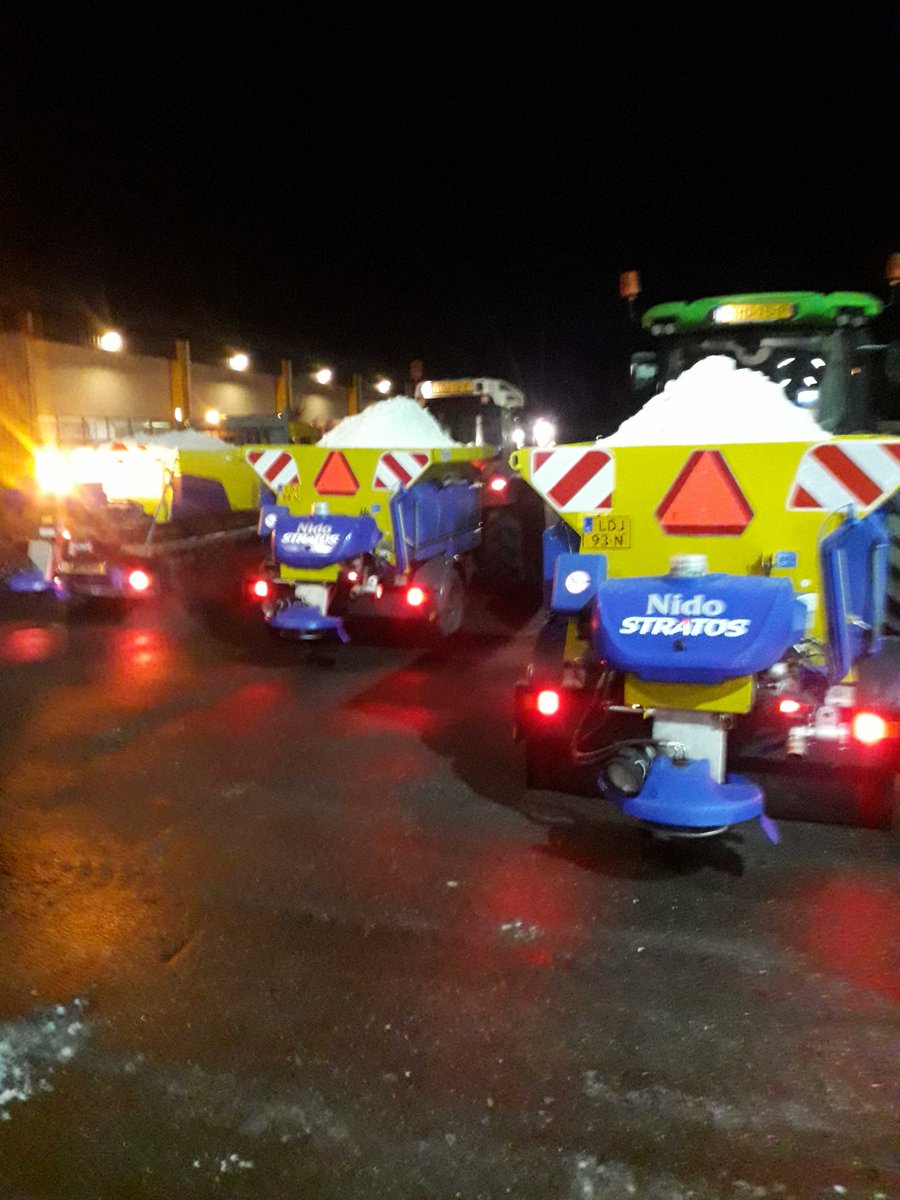 De gemeente Aa en Hunze is gestart met een preventie strooiactie.
De temperaturen zakken komende nacht richting het vriespunt hierdoor kan er lokaal gladheid ontstaan.