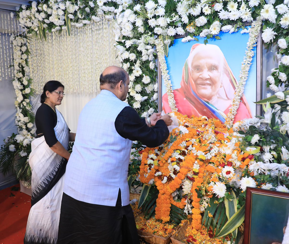 ମୋର ସ୍ୱର୍ଗତ ମା'ଙ୍କ ଏକାଦଶାହ କାର୍ଯ୍ୟରେ ମାନ୍ୟବର ମୁଖ୍ୟମନ୍ତ୍ରୀ ଶ୍ରୀ <a href="/MohanMOdisha/">Mohan Charan Majhi</a>,  ମାନ୍ୟବର ଉପମୁଖ୍ୟମନ୍ତ୍ରୀ ଶ୍ରୀ <a href="/KVSinghDeo1/">Kanak Vardhan Singh Deo (Modiji Ka Parivar)</a>, ଦଳର ରାଜ୍ୟ ସଭାପତି ଶ୍ରୀ <a href="/SamalManmohan7/">Manmohan Samal</a>, ମାନ୍ୟବର ମନ୍ତ୍ରୀଗଣ, ମାନ୍ୟବର ସାଂସଦ ଗଣ, ମାନ୍ୟବର ବିଧାୟକବୃନ୍ଦ, ଦଳର ବରିଷ୍ଠ ନେତୃବୃନ୍ଦ, ଗୁରୁଜନ ଏବଂ ସହଯୋଗୀମାନଙ୍କ ଉପସ୍ଥିତି ପାଇଁ