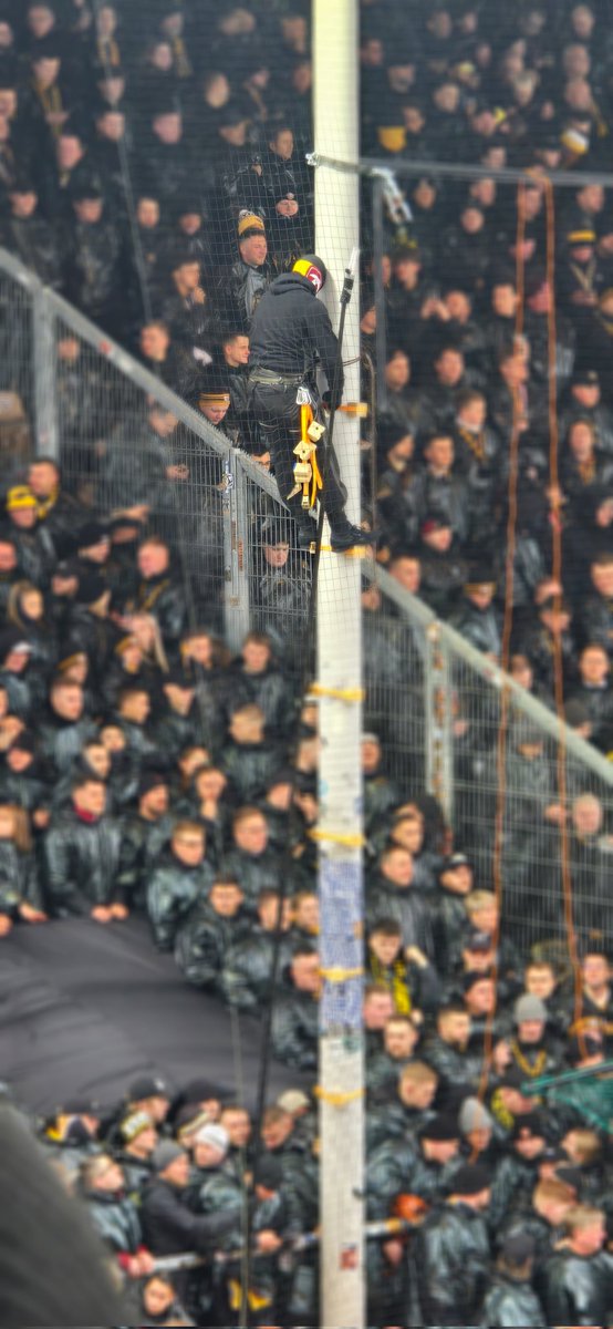 FlooooooooooK's tweet photo. Escalade club Dynamo Dresden. https://t.co/daYLFxVHQA