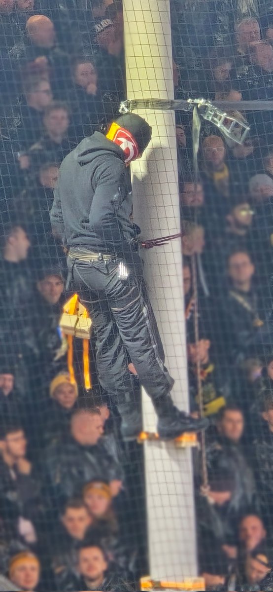 FlooooooooooK's tweet photo. Escalade club Dynamo Dresden. https://t.co/daYLFxVHQA