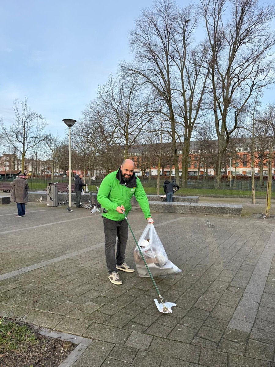 Door vernielde prullenbakken ligt Wijkpark Transvaal vol zwerfafval. Hart voor Den Haag-fractieleden en vrijwilligers staken de handen uit de mouwen en hielpen mee met opruimen. Nu is de <a href="/GemeenteDenHaag/">Gemeente Den Haag</a> aan zet om structurele oplossingen te bieden!