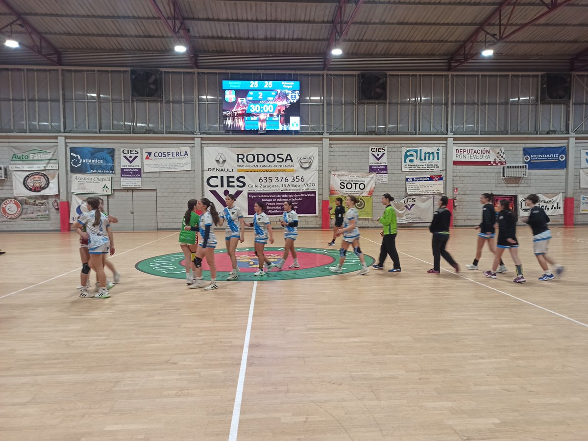 CB_ChapelaWeb's tweet photo. De novo se lles escapa a vitoria as cadetes femininas. Empate fronte o Cangas nun encontro no que o punto sabe a pouco (25-25). Seguimos pelexando, a racha bóa está por chegar. Ánimo rapazas!!
#imoschapela #vermelloeverde #sonolasetta https://t.co/Qs3T4HyDR3