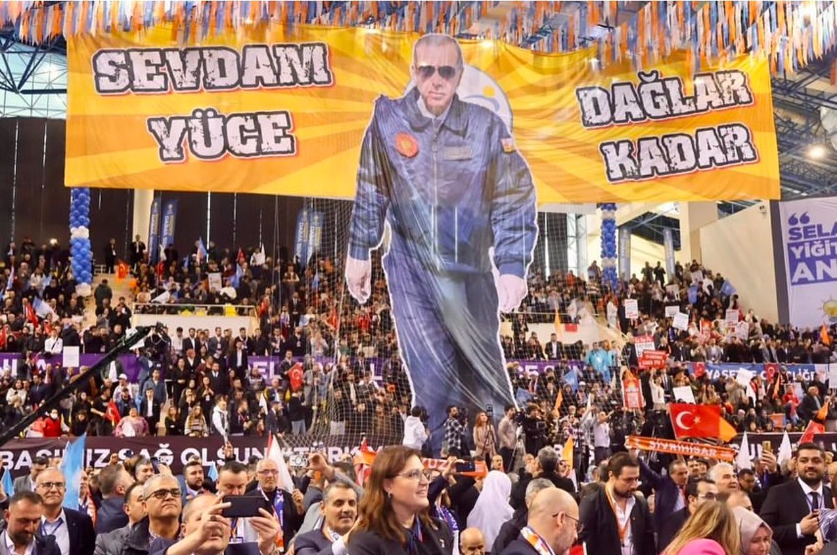 SeyitgaziAKGenc's tweet photo. Cumhurbaşkanımız ve Genel Başkanımız Sayın Recep Tayyip Erdoğan’ın teşrifleriyle Eskişehir İl Kongremizi salonlara sığmayan büyük bir coşkuyla gerçekleştirdik.

İl Başkanımız olarak seçilen Gürhan ALBAYRAK başkanımıza ve yönetimine yeni görevlerinde başarılar dileriz. https://t.co/m7UM0lCWhJ