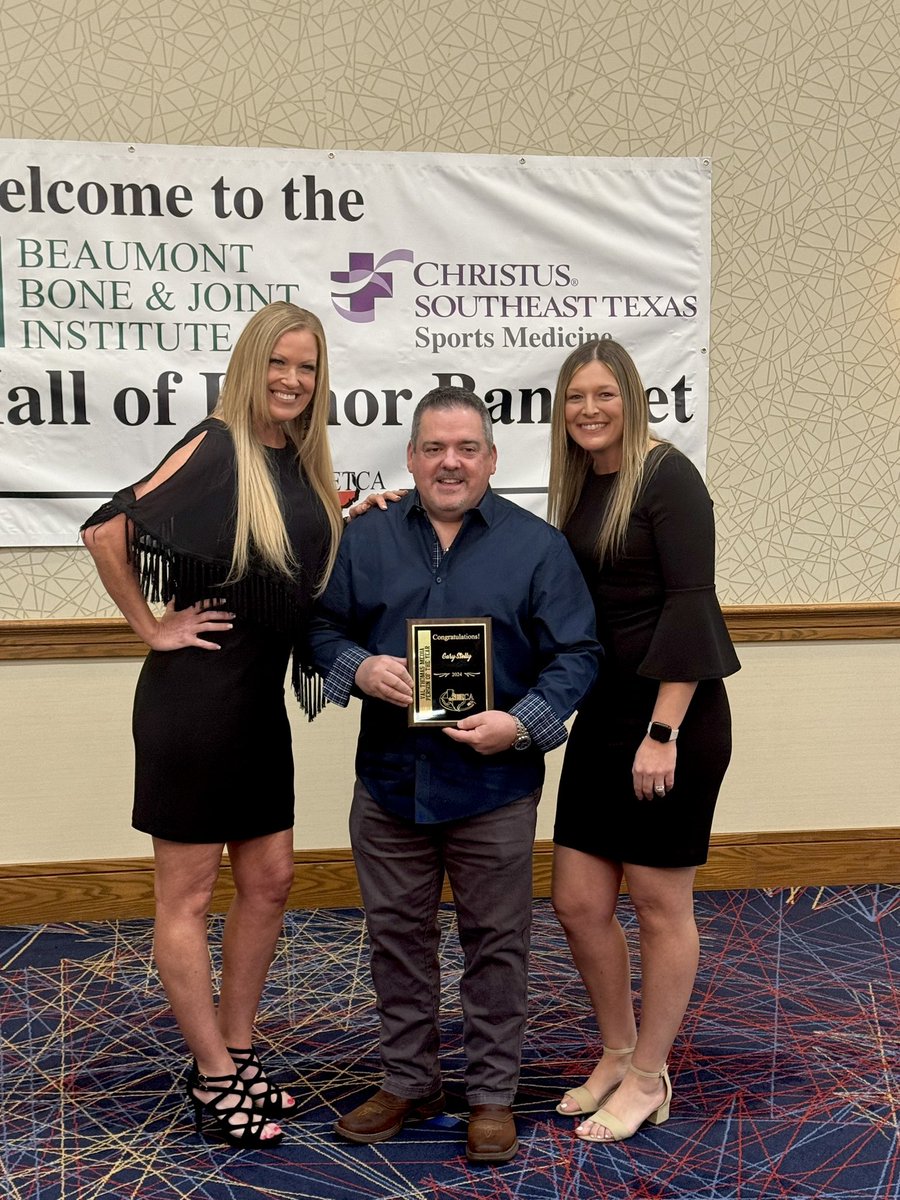 SETCA_Coaches's tweet photo. Congrats Gary Stelly- Van Thomas Media Person of the Year!! #SETCA #2025 https://t.co/8ySorpW4Gc