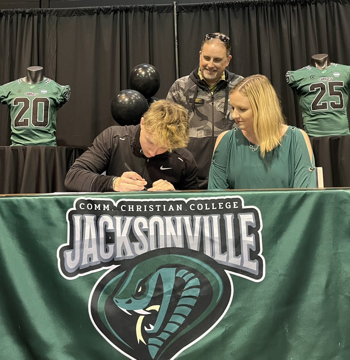 TheGavinDufour's tweet photo. It’s official!! Go Mocs🐍🔥

I give all Glory to God! I am so blessed and thankful for this opportunity thank you for everyone who’s been apart of the journey💯

@jaa_athletics @CarrollCity @NechoCarroll @coachmudge @TweetsbyCoachP @CoachRivens76 @ACA_Football 

The work begins💯 https://t.co/2sua9Z6lfS