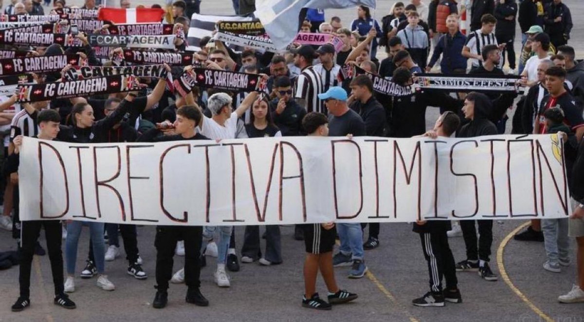 Hilo de los gordos esta noche para pedir la dimisión de la actual comisión deportiva del FC Cartagena, seas del Cartagena o no. Están manchando nuestro escudo. BASTA YA. 

#RespetoParaElFCCartagena #directivaDimision