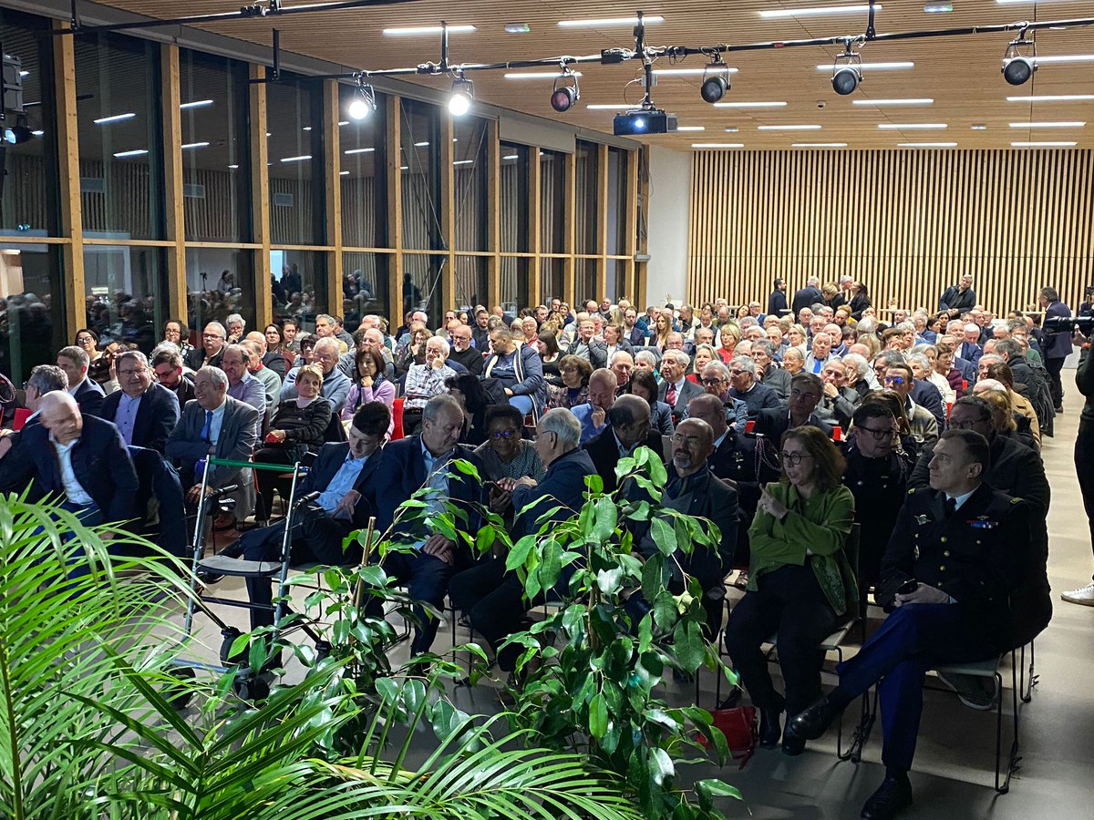 RomainVERNET1's tweet photo. Ce jeudi 23 janvier, j'ai eu le plaisir de monter à bord des vœux de @BBrocard à l'Espace Saône Loisirs de Rochetaillée-sur-Saône.

Merci à toi pour ce discours inspirant ! Merci également à vous d'être venus si nombreux et d'avoir pris le temps d'échanger avec nous ✨ https://t.co/Nx7NwFW9x6