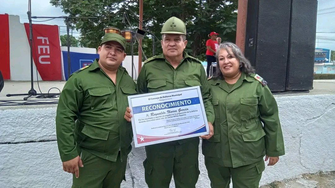 YanetsyCubana's tweet photo. Luego del Bastión, el #PuebloUniformado protagonizó el Día Nacional de la Defensa. Entre las acciones en #Bayamo, un acto de reafirmación revolucionaria, donde quedó patentizado que la defensa de la Patria Socialista no se descuidará jamás. https://t.co/C0LQ5p5uJg