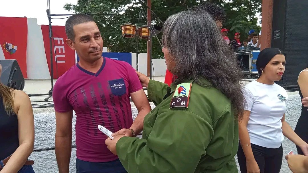 YanetsyCubana's tweet photo. Luego del Bastión, el #PuebloUniformado protagonizó el Día Nacional de la Defensa. Entre las acciones en #Bayamo, un acto de reafirmación revolucionaria, donde quedó patentizado que la defensa de la Patria Socialista no se descuidará jamás. https://t.co/C0LQ5p5uJg