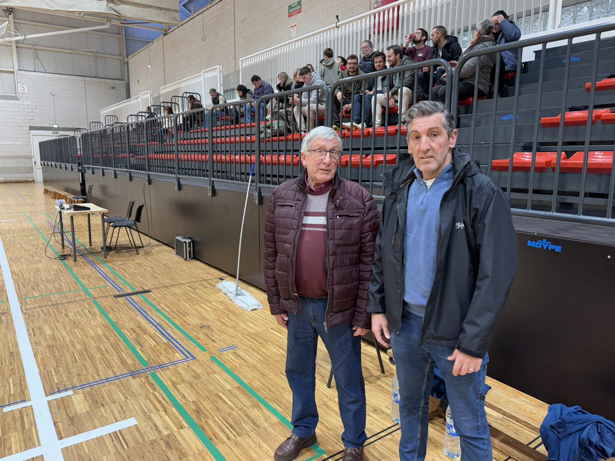 Hoy antes del comienzo del partido de futbol sala entre Gijón Playas y el Puente Legends de Lugones se hizo el acto oficial de la inauguración de las nuevas gradas del pabellón Llano-Contrueces⚽️🏟️.