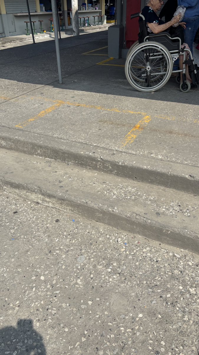 mlitardo17's tweet photo. @aquilesalvarez señor Alcade su ayuda, en el mercado de las 4 manzanas no hay acceso fácil para la personas con discapacidad, los parqueos bloqueados por otros vehículos, no hay rampas para subir.  Parqueos en doble columna. @alcaldiagye https://t.co/yonoeWg0Hi