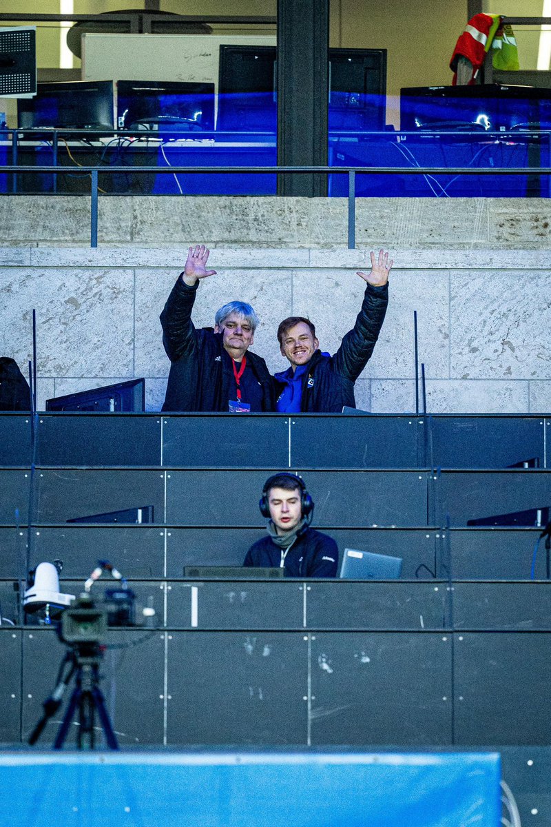 HSV's tweet photo. Jetzt live: das #HSVnetradio. 🔷 Heute im Olympiastadion für euch im Einsatz: Broder-Jürgen #Trede und Daniel #Koeberer. 🎙🎙
Hier geht’s zur Live-Übertragung 👉🏼 https://t.co/iwVrU3yJC0
#nurderHSV #BSCHSV https://t.co/Eh4EBHAXQD