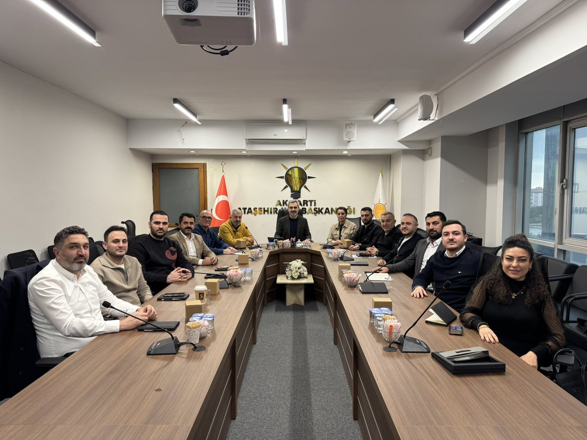 Yeni Dönemin İlk Yürütme toplantısını İlçe başkan yardımcılarımızın katılımlarıyla gerçekleştirdik.

Alınan kararların hayırlara vesile olmasını dilerim.

Hayırlı Olsun..🇹🇷

<a href="/atasehirakparti/">AK Parti Ataşehir</a> 
<a href="/osmannnurika/">Osman Nuri Kabaktepe</a> 
<a href="/abdullahozdemir/">Abdullah Özdemir</a> 
<a href="/tugbaisikercan/">Tuğba IŞIK ERCAN</a>