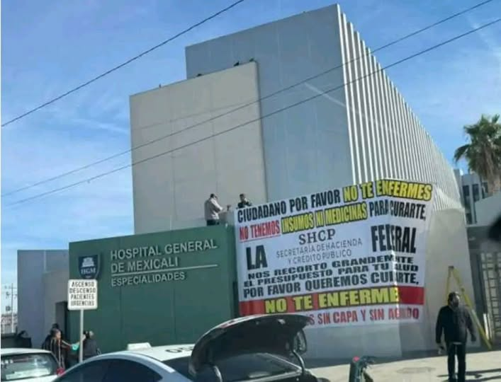 GARCIPAVON's tweet photo. ¡Hasta este grado hemos llegado en el país! 🤨
Empleados del Hospital General de Mexicali cuelgan manta haciendo una solicitud a los ciudadanos.
Ciudadano, por favor no te enfermes. No tenemos insumos ni medicinas para curarte. La Secretaría de Hacienda y Crédito Público Federal (SHCP) nos recortó grandemente el presupuesto para tu salud.
Por favor, queremos cuidarte.
No te enfermes. 
Fuente: 
Mexicali Book Oficial 📖 (Facebook)
👇👇