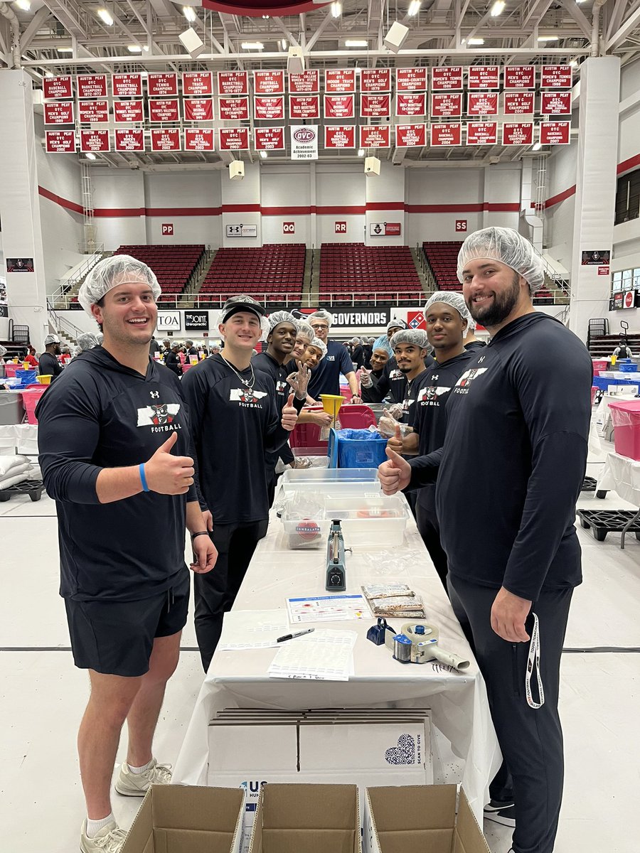 CoachFarisAPSU's tweet photo. Our team had a blast at Clarksville Feeds the World! Thank you to everyone who made this incredible event possible. We got better today! #TogetherWeWill #LetsGoPeay #TotalGovConcept https://t.co/p2cEgYoxtv