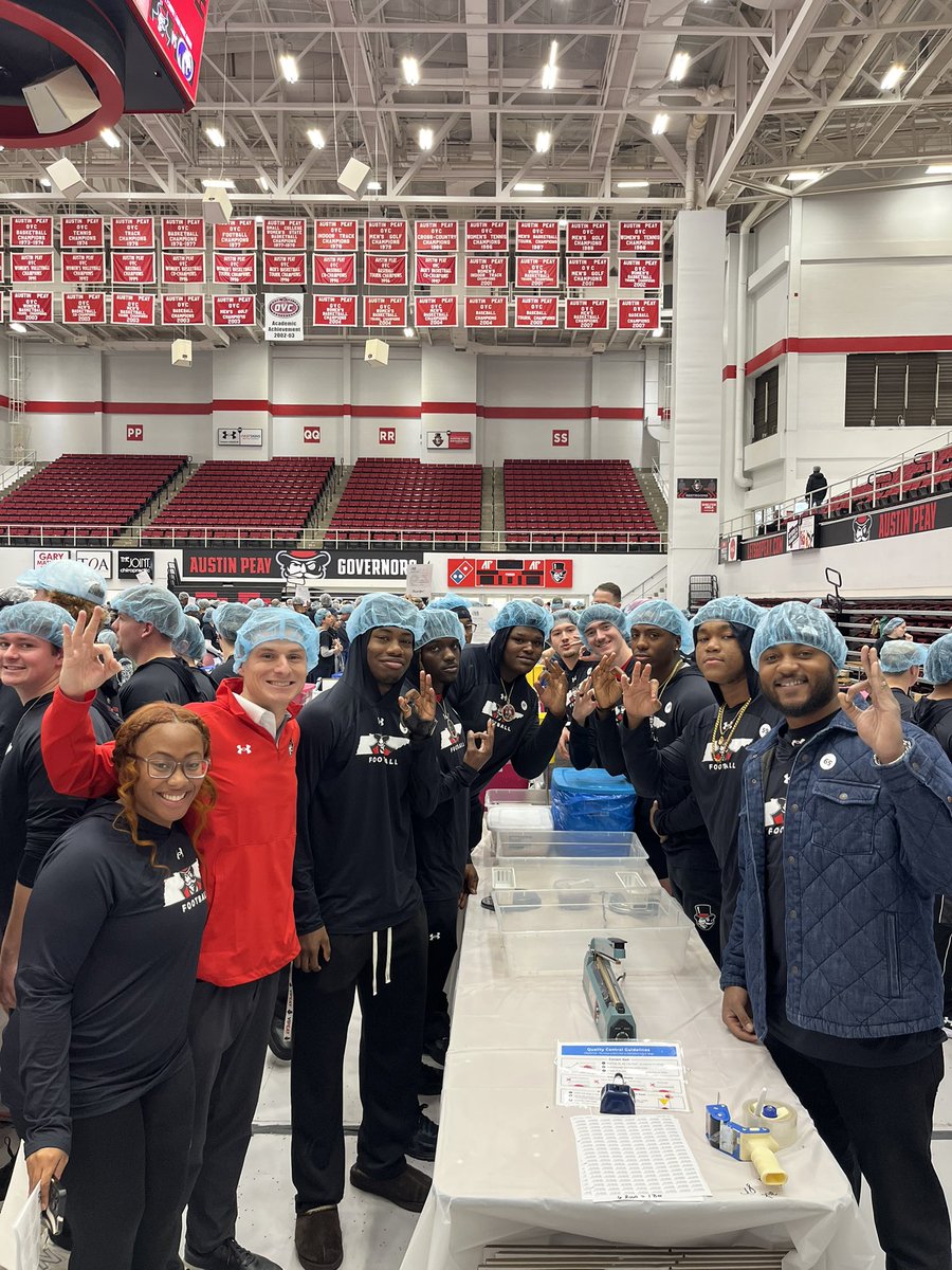 CoachFarisAPSU's tweet photo. Our team had a blast at Clarksville Feeds the World! Thank you to everyone who made this incredible event possible. We got better today! #TogetherWeWill #LetsGoPeay #TotalGovConcept https://t.co/p2cEgYoxtv