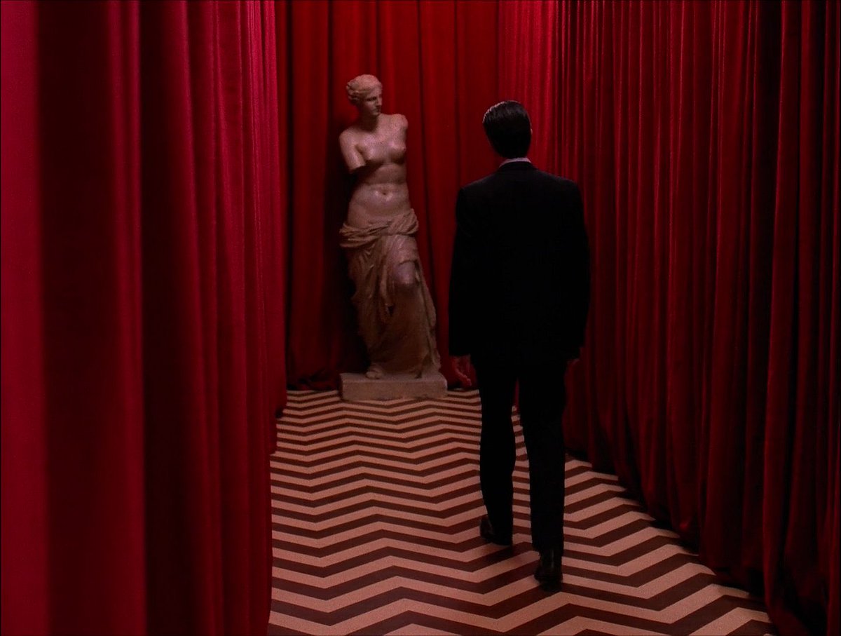 Mathafackzer's tweet photo. Je viens de terminer la saison 2 de Twin Peaks et que dire… 
Oui cette saison 2 à des défauts notamment lors de sa 2 ème partie mais cette épisode finale m’a laissé sans voix ! 
Sûrement l’un des plus grands épisodes de série que j’ai pu voir 
Un chef-d’œuvre 
Merci David Lynch https://t.co/4M7ptyti8g