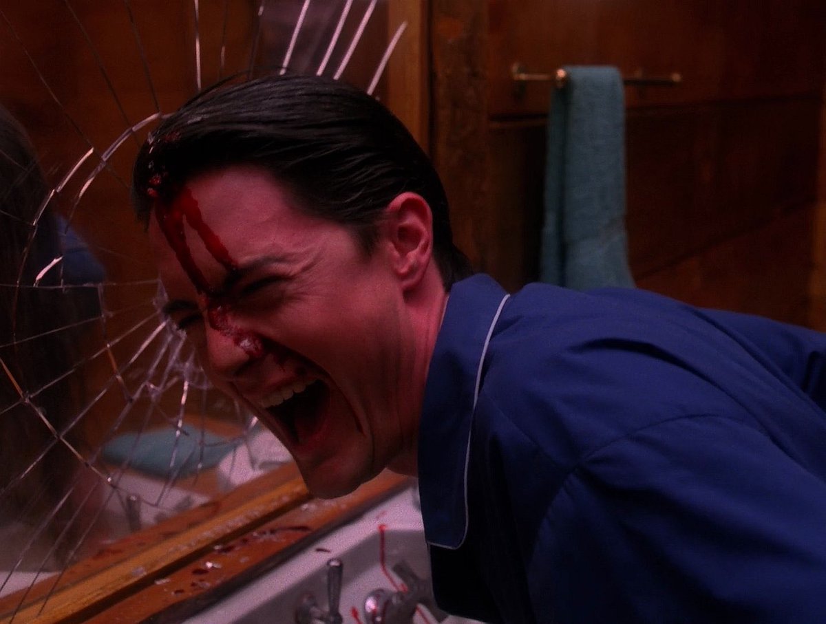 Mathafackzer's tweet photo. Je viens de terminer la saison 2 de Twin Peaks et que dire… 
Oui cette saison 2 à des défauts notamment lors de sa 2 ème partie mais cette épisode finale m’a laissé sans voix ! 
Sûrement l’un des plus grands épisodes de série que j’ai pu voir 
Un chef-d’œuvre 
Merci David Lynch https://t.co/4M7ptyti8g