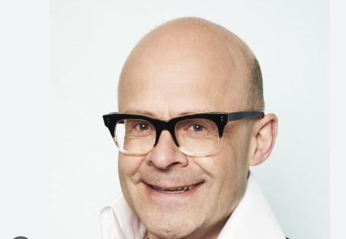 Succourer1982's tweet photo. Kingfisher is Harry Hill. 
If it isn't, I'll eat my hat. 

 #maskedsinger #TheMaskedSinger #maskedsingeruk https://t.co/GbiRVNq9Eh