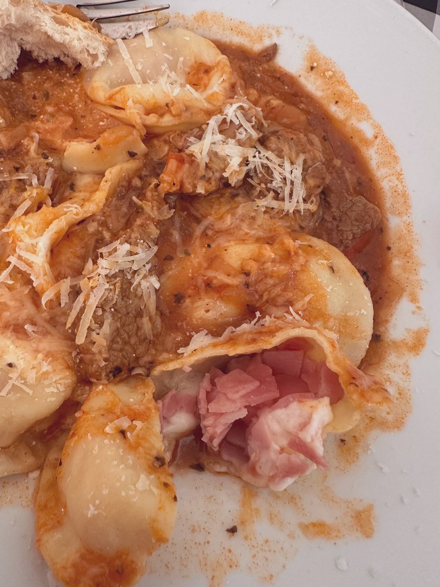 arraviatta's tweet photo. Hoy me puse la 10.
Queso de cabra, jamón y panceta. ❤️
#EsAmor https://t.co/ow5hRewfD1