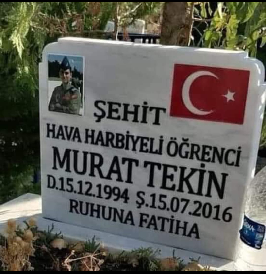 Benim kardeşim otopsi raporunda yazıldığı gibi KESİCİ DELİCİ aletlerle katledilip BOĞULMUŞ, ağız burun tıkanarak…

Adı Murat Tekin.
Hava Harp Okulu öğrencisi.

Hava Harp Okulu öğrencisi kardeşim Murat Tekin 5 yıl Bursa Işıklar Hava Lisesi’ne gitti.