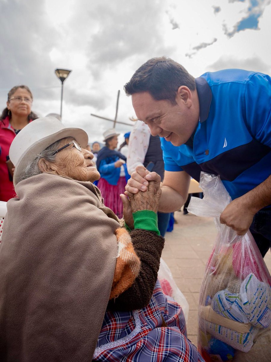 czamoramatute's tweet photo. 👏💧¡Ustedes son los verdaderos defensores del #agua!Esto es poco comparado a todo lo que ustedes dan.

🧺 #Entregamos a los adultos mayores de #VictoriaDelPortete más de 3️⃣0️⃣0️⃣ #kits alimenticios, resultado del canje solidario de entradas a los #conciertos internacionales.

👉 Cada kit contiene: aceite, atunes, avena, cocoa, sal, panela, leche en polvo, frijoles, arvejas, harina, fideos, quinua y arroz.

La defensa del agua nos une y se fortalece con el #AmorPorCuenca ❤️💛