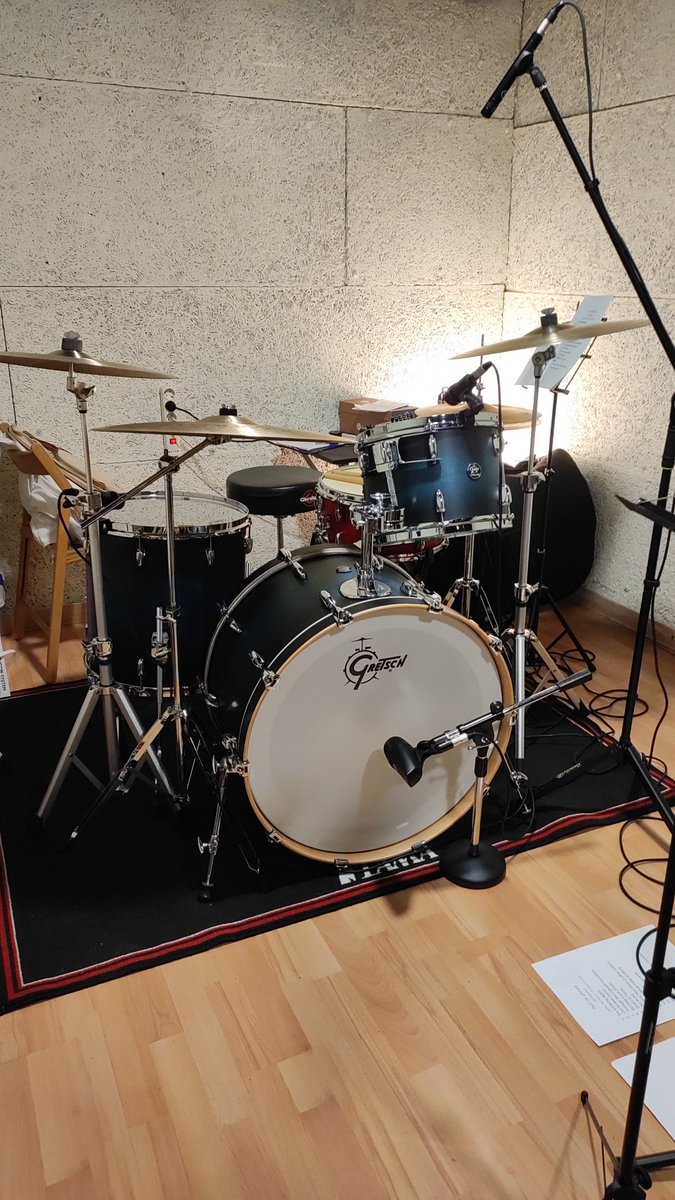 albert_rodes's tweet photo. @JesusGilVilda Pues ya que estamos, así es como quedó la Gretsch Renown una vez montada. Gracias por lo de guaperas, se nota el amor entre la base ritmica. https://t.co/LyyD7VH8pW