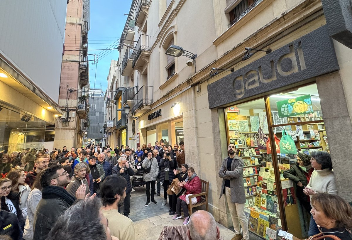 Captant amb tonades de glosa pels carrers del nucli antic de Reus… #balld’hivern